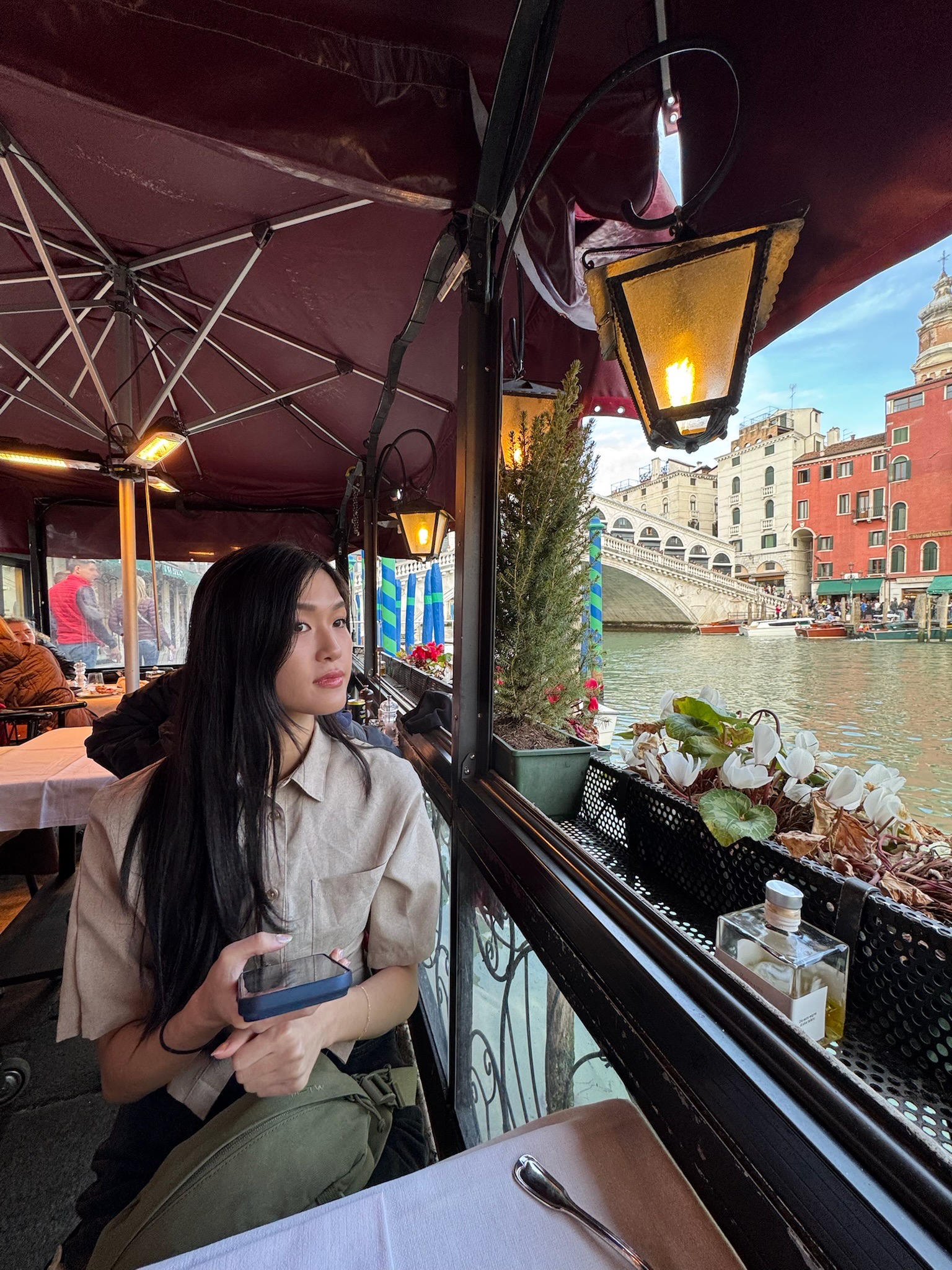 Waterfront tables near Ristorante Saraceno by the Rialto Bridge in Venice
