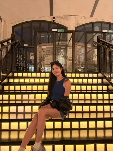 the illuminated staircase 🚦