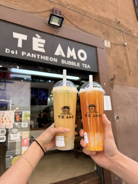 Two bubble teas held up outside Tè Amo del Pantheon in Rome